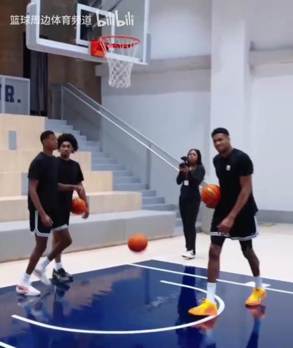 別人能學(xué)得來(lái)嗎？名場(chǎng)面：字母哥指導(dǎo)小球員籃下腳步！