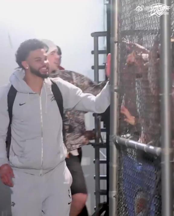 68勝歷史第五傲人戰(zhàn)績(jī)！雷霆全員回到OKC，當(dāng)?shù)厍蛎詿崆榻訖C(jī)