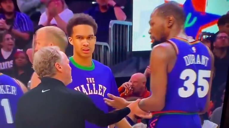 下課導(dǎo)火索？主帥布登此前抓住KD手臂要說(shuō)什么，被一把甩開(kāi)！