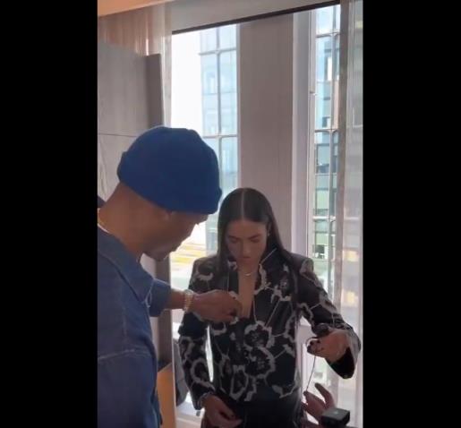 威嫂看到要打人的！威少上手幫WNBA妹子整理胸前的衣服