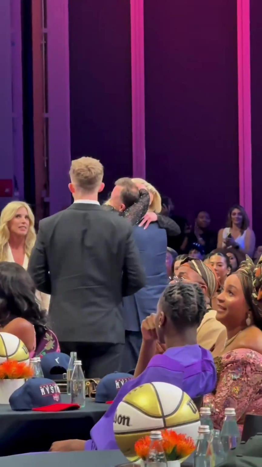 吧友們想看的正臉來(lái)了！薩格斯的女友海莉被選中后感覺(jué)快哭了