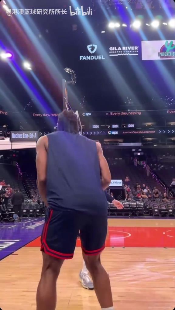 機器人級別的靜態(tài)身體！近距離看小卡的賽前熱身！