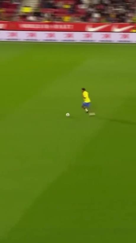 45歲還開(kāi)掛！小羅再現(xiàn)牛尾巴過(guò)人，微笑單挑門(mén)將輕松打進(jìn)